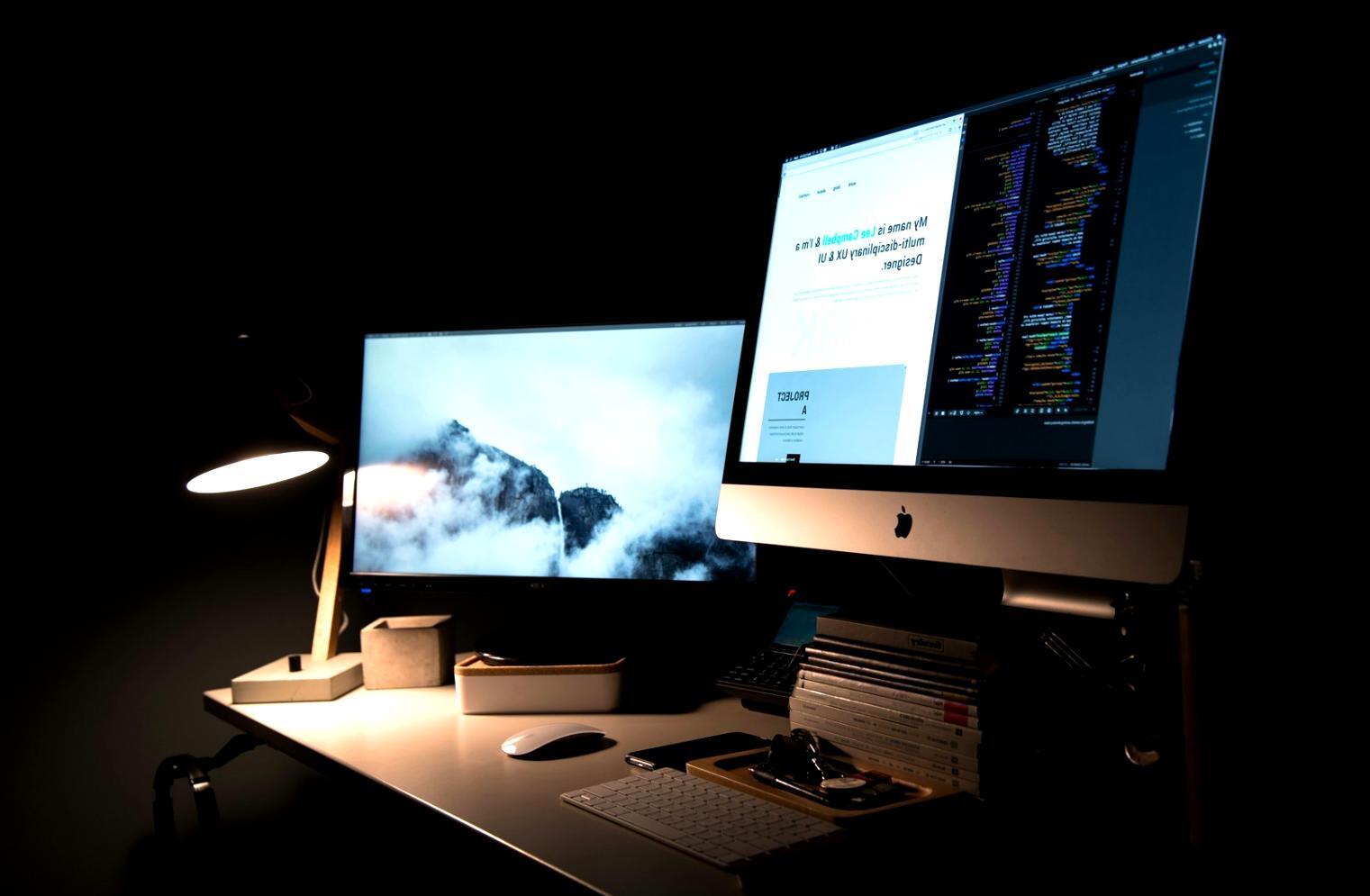 Team bei der Bewertung von KI-Leistungsdaten in München